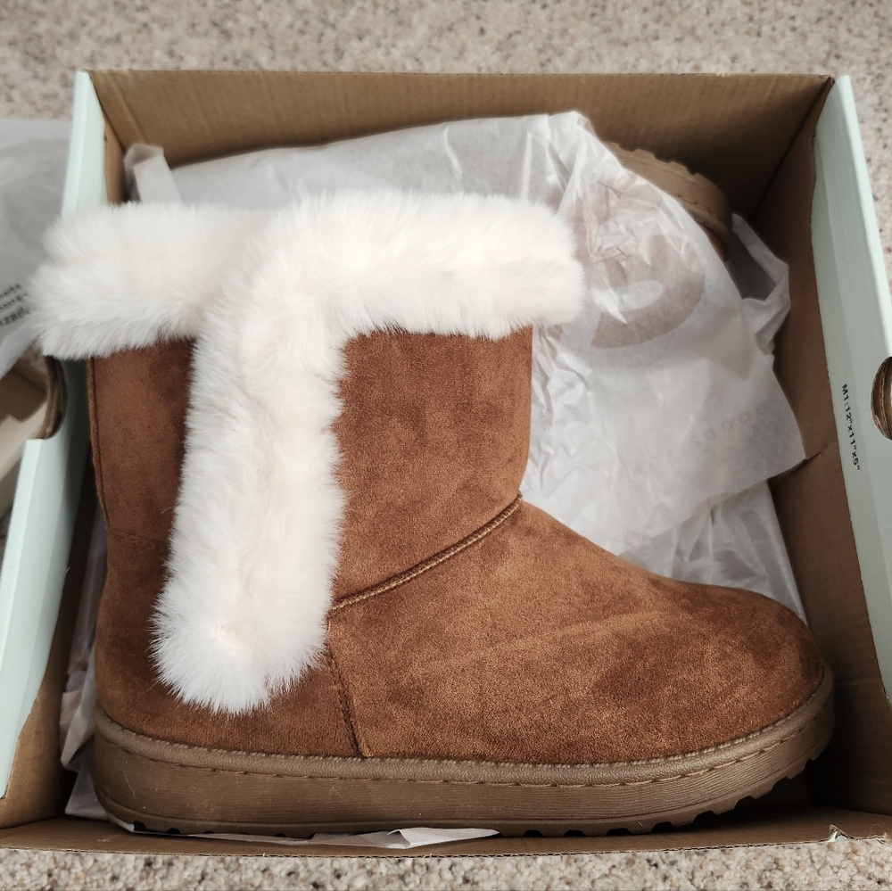 SO Tan Winter Boots with Cream Faux Fur